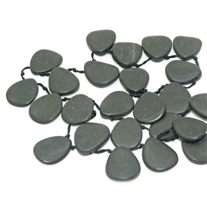Hel sträng – Black stone platt droppe 18×14 mm
