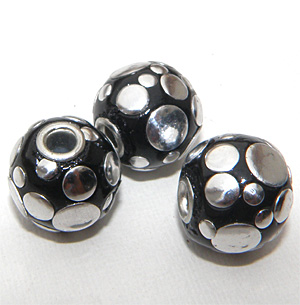 Indonesisk pärla svart med silverprickar ca 17 mm