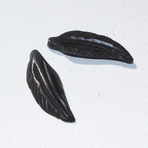 Fjäderhänge i ben, mörkt brunt 30×11 mm