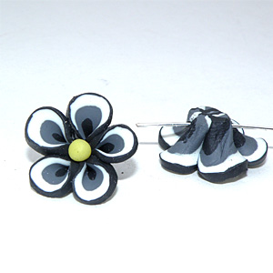 Polymer blomma svart/vit/grå/gul 18-21 mm