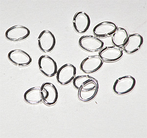 Silverfärgad oval öppen bindögla 5,5×4 mm