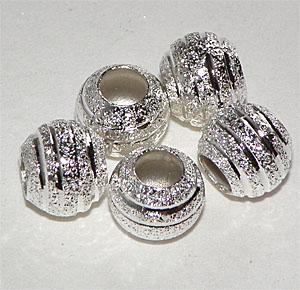 Silverfärgad stardustkula med stort hål randig 8 mm