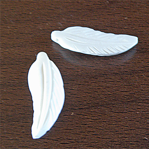 Fjäderhänge i ben, vitt 30×11 mm