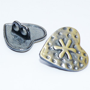 Bronsfärgad hjärtformad knapp med mönster 20×18 mm