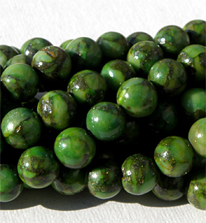 Färgad prase jaspis grön med pyritinslag slät rund 8 mm