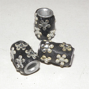 Kashmiripärla svart med silverfärgade blommor 14×9 mm