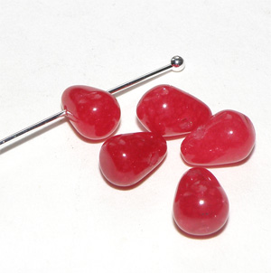 Färgad jade röd liten droppe 6x10 mm