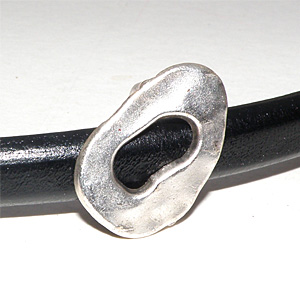Antiksilverfärgad oval 18×26 mm