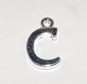 Silverfärgad bokstavsberlock C 15×9 mm