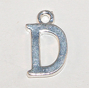 Silverfärgad bokstavsberlock D 15×9 mm