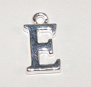 Silverfärgad bokstavsberlock E 16×9 mm