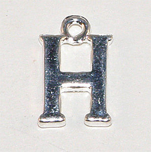 Silverfärgad bokstavsberlock H 15×9 mm