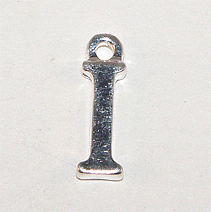 Silverfärgad bokstavsberlock I 15×5 mm