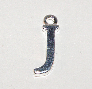 Silverfärgad bokstavsberlock J 17×5 mm