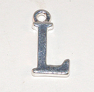 Silverfärgad bokstavsberlock L 15×11 mm