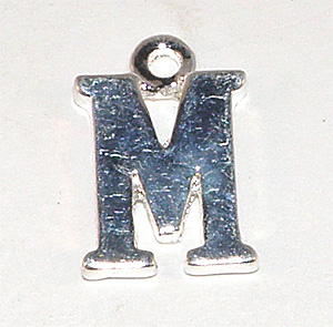 Silverfärgad bokstavsberlock M 15×10 mm