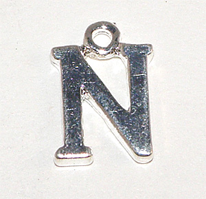 Silverfärgad bokstavsberlock N 15×10 mm