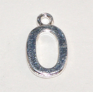 Silverfärgad bokstavsberlock O 15×9 mm