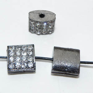 Svartfärgad metall kvadrat med kristaller 12 mm